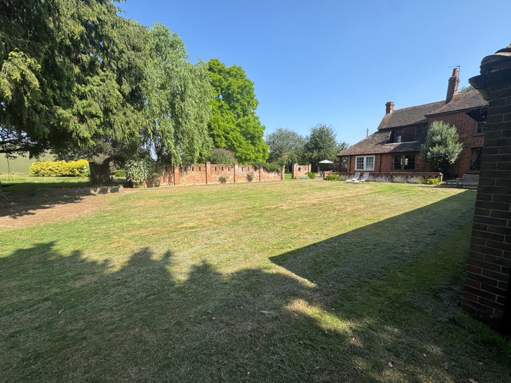 Lot: 144 - FREEHOLD DETACHED PERIOD FARMHOUSE, STUDIO APARTMENT OVER QUADRUPLE GARAGE - RESIDENTIAL INVESTMENT - Farmhouse - garden view 2